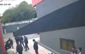 (VIDEO)Denuncian agresión de jefe de seguridad contra sus compañeros