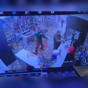 (VIDEO)Comisario hacía giro, asaltantes irrumpieron comercio y le despojaron de su walkie- talkie