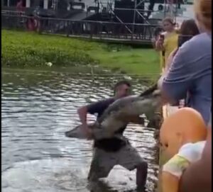 (VIDEO)Causa indignación trato a Yacaré de la laguna de Itá