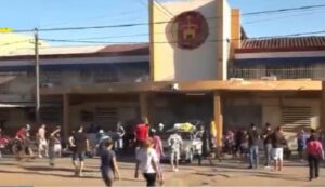 Féretro de un asesinado es llevado frente a la cacerolita para que lo “despidan sus amis”