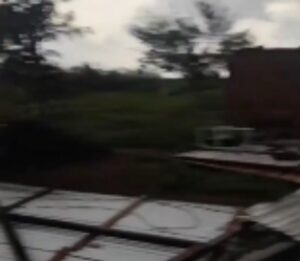 Tormenta tumbó techo sobre karai y falleció