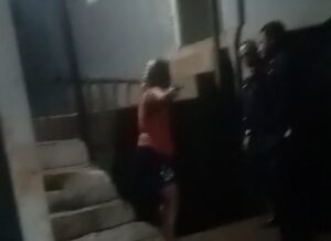 (VIDEO)Madre de asalta “moto Bolt” increpó a polis para que mantengan preso a su hijo