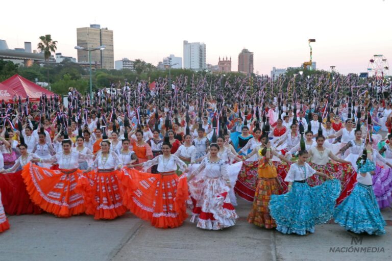 (GALERIA). ¡Que capas! Paraguay logra el récord mundial con las bailarinas de la botella