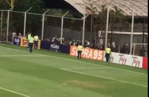 (VIDEO) Bolonki jeyma armaron los Chancholigans tras ingresar a la cancha
