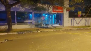 Delincuentes usaron explosivos para robar dinero de cajero automático