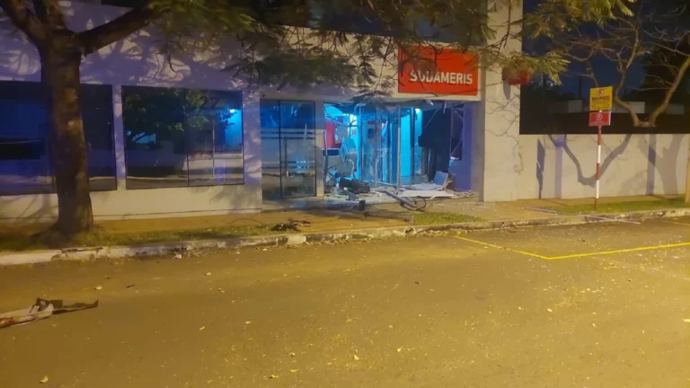 Delincuentes usaron explosivos para robar dinero de cajero automático