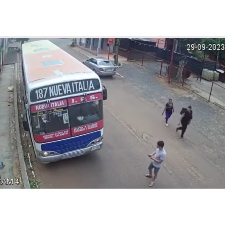 Chofer de bus casi arrolló a un joven tras reclamo