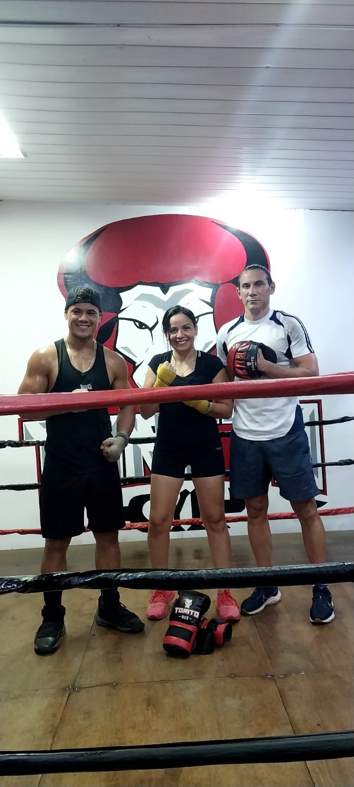 Periodista se mete al ring: De los micrófonos pasó a probar los guantes