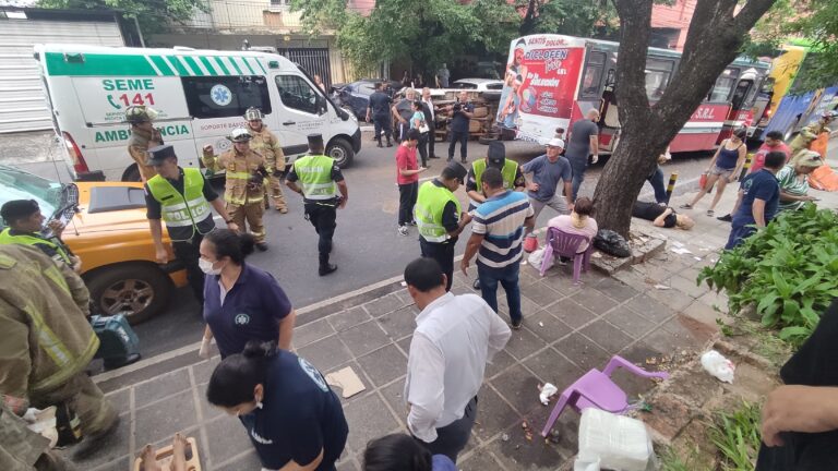 Accidente de un colectivo chatarra, en el Centro de Asunción, deja varios heridos