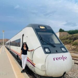 Destacan a la primera paraguaya en manejar un tren en España
