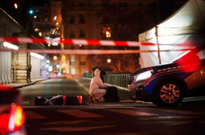 Macron tilda de “atentado terrorista” el ataque en París y se solidariza con las víctimas