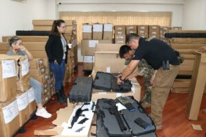 Operación Dakovo: Allanamientos simultáneos, militares importantes detenidos, armas a tutiplé y una ponchada de plata