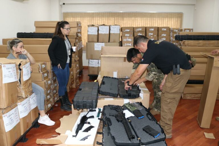 Operación Dakovo: Allanamientos simultáneos, militares importantes detenidos, armas a tutiplé y una ponchada de plata