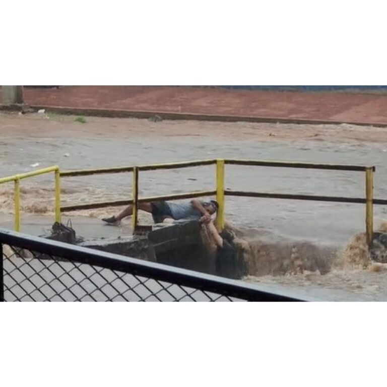 (VIDEO)”Ángeles” salvaron a hombre que casi fue tragado por raudal