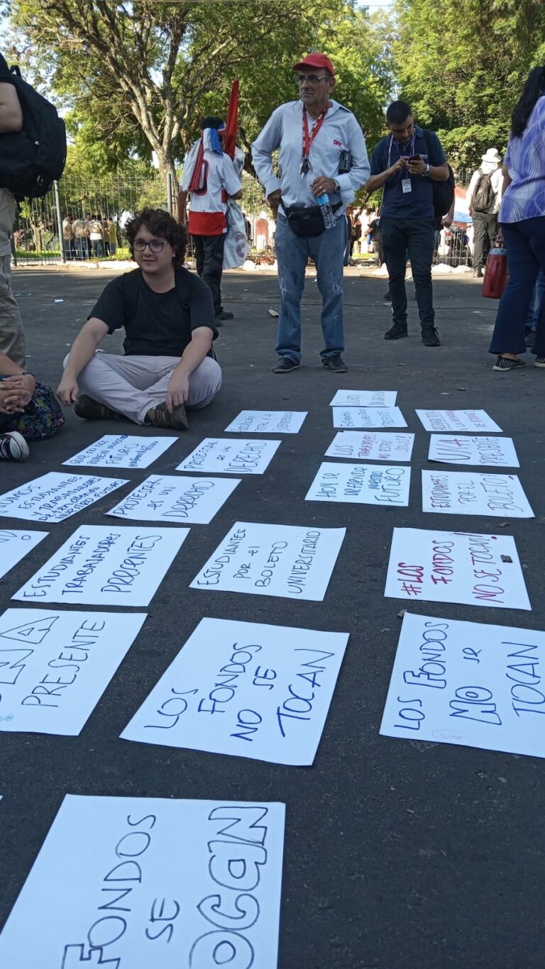 Estudiantes de la Universidad Nacional de Asunción se suman a las protestas