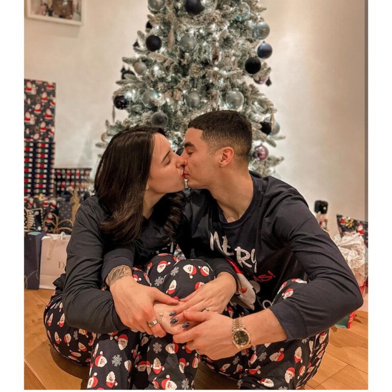 Almirón pasó navidad a los besos con su doña