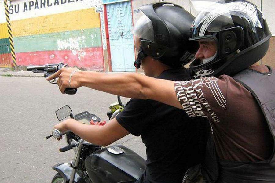 Mientras comían lomito motochorros pelaron a clientes
