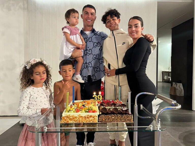 Cristiano Ronaldo apagó la velita número 39 con su familia