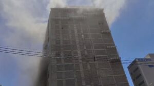 Bomberos de CDE rescatan a trabajadores y recomiendan evacuar área de edificio incendiado