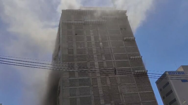 Bomberos de CDE rescatan a trabajadores y recomiendan evacuar área de edificio incendiado