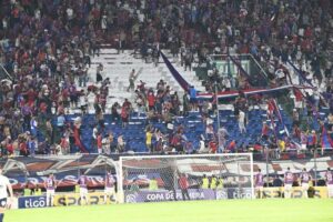 ¡Cerro Porteño pierde puntos por disturbios en el Defensores y barras fueron suspendidos por 10 años!