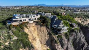 Intensas lluvias dejaron casas al borde del precipicio en California