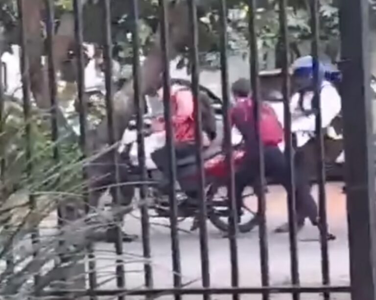(VIDEO)Estudiantes pelearon con polis de tránsito tras entrar en contramano