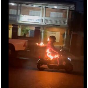 (VIDEO)Delivery en llamas causó furor al entregar bebidas frías