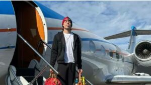 Peso Pluma no está internado, está de vacaciones por Estados Unidos