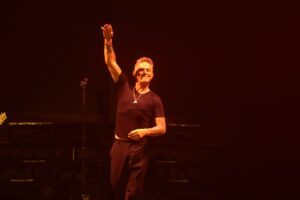 Alejandro Sanz ligó besos al llegar a nuestro país y brindó una inolvidable noche en el Jockey Club