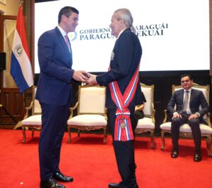 Koki Ruíz recibió máxima distinción de la Presidencia