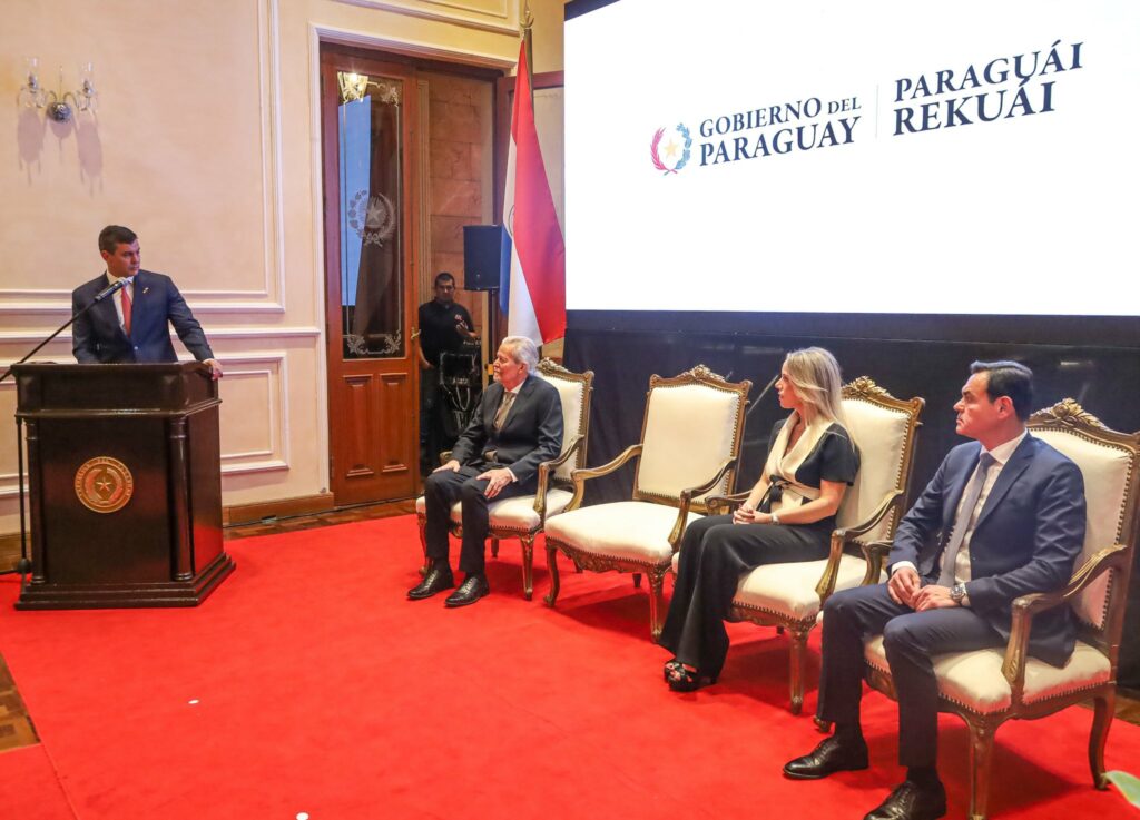 Popular / Koki Ruíz recibió máxima distinción de la Presidencia