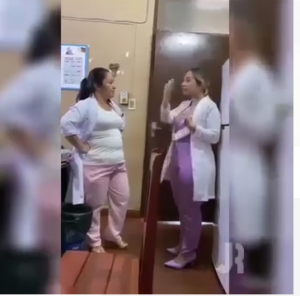 (VIDEO). Acalorada discusión entre dos doctoras en un hospital opá con intervención vólai