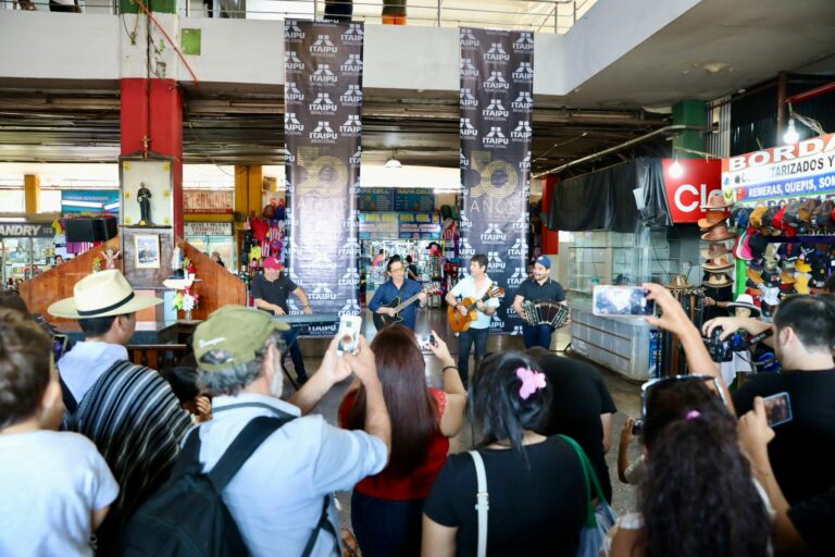 (VIDEO) Itaipú llevó serenata a los tuku karu en la Terminal