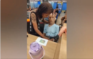 (VIDEO) Una mujer  llevó un cadáver al banco para intentar retirar un préstamo