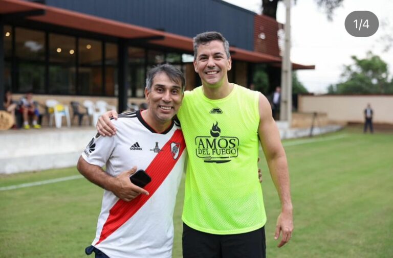 Pipino Cuevas jugó futbolacho con Santiago Peña y figuras de nuestro fútbol