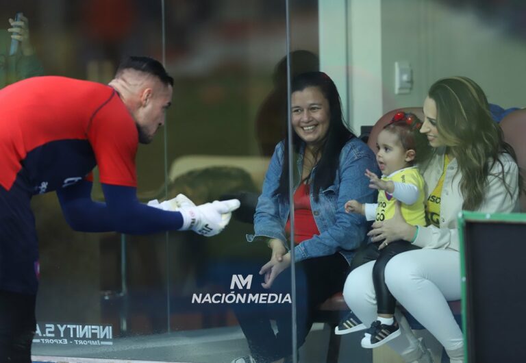 ¡Ambeña! Alice se derrite al ver acercarse a su padre Jean Fernandes durante el Superclásico