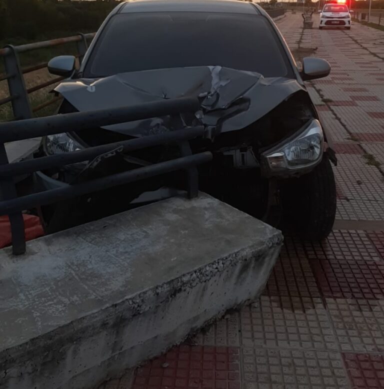 Dejaron abandonado un auto que impactó con banco de cemento en la Costanera