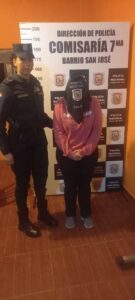 Se quedó sin festejo: Doña fue detenida por robar carne y maquillaje de un súper