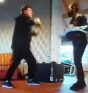 Nicanor apareció practicando patadas