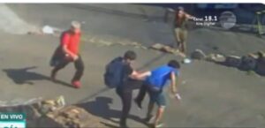 A golpes estudiantes “corrigieron” a chespis en el Mercado 4