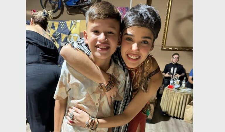(VIDEO). ¡Mañamí! Dominick cantó con Aye en España