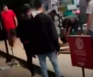 Quiso llevar carne de minimercado, peleó con la cajera y los clientes lo molieron a golpes