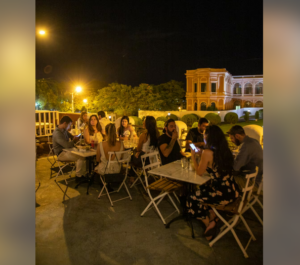 Denuncian que dueño de conocidos bares adeuda salarios de varios meses a exempleados