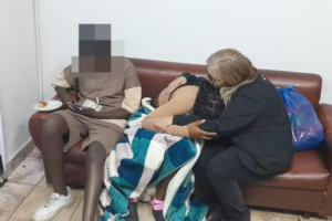 Dos pendex extranjeros escapan de su madre y piden socorro a los polis