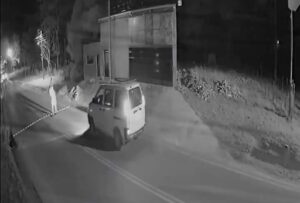 [VIDEO] ¡Cansado del prrrrr! Con hacha en mano rompió reductores de velocidad