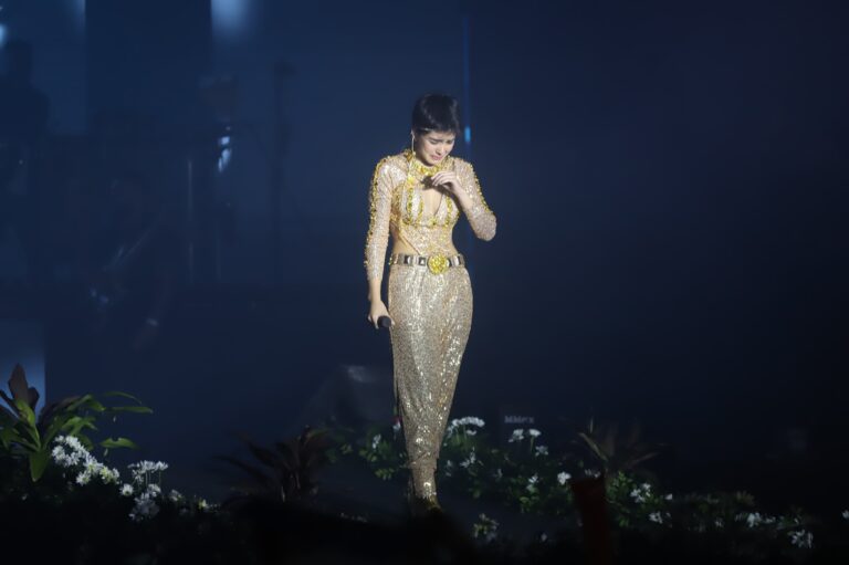 (GALERIA). Aye Alfonso canta y llora de emoción ante su público en la Expo