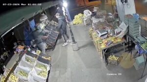 [VIDEO] Cansado de los “chespis” los corre con arreador