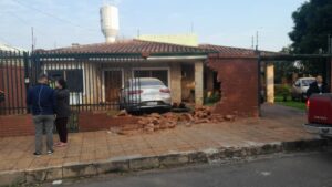 Conductor chocó contra una muralla y se dio a la fuga