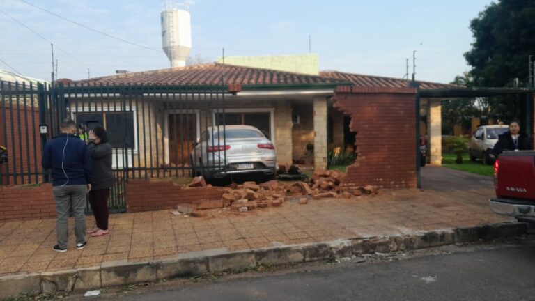 Conductor chocó contra una muralla y se dio a la fuga
